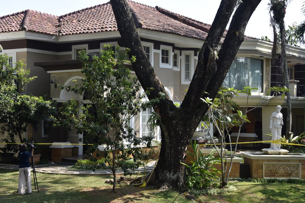 Suasana rumah mewah di Sentul pascapenggeledahan