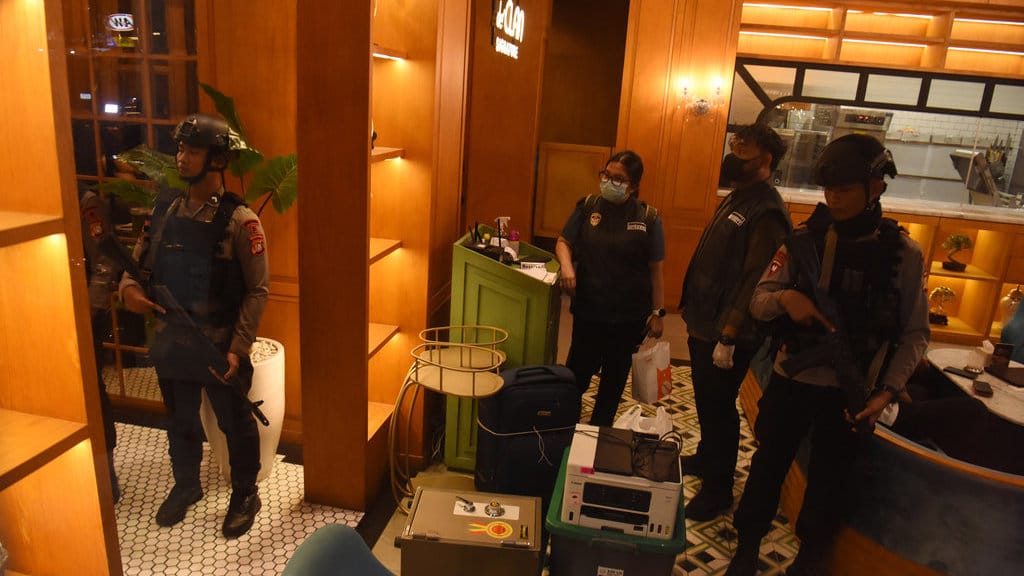 Tim Gabungan Polri bawa barang bukti penggeledahan kafe di Cipete 