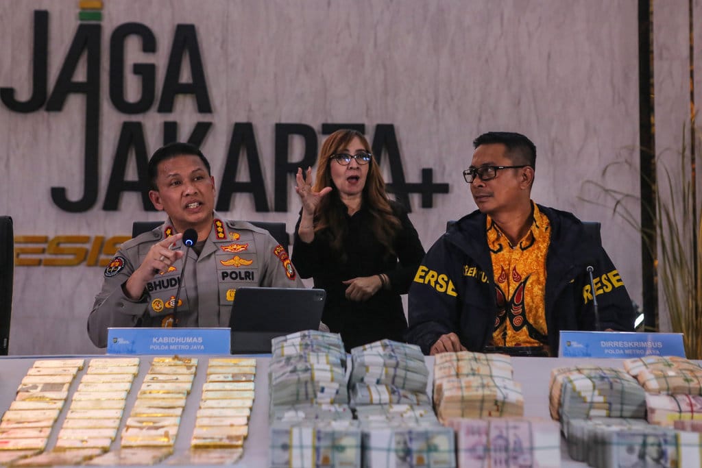 Penyidik Periksa Tan Kian dan 14 Saksi Kasus Korupsi