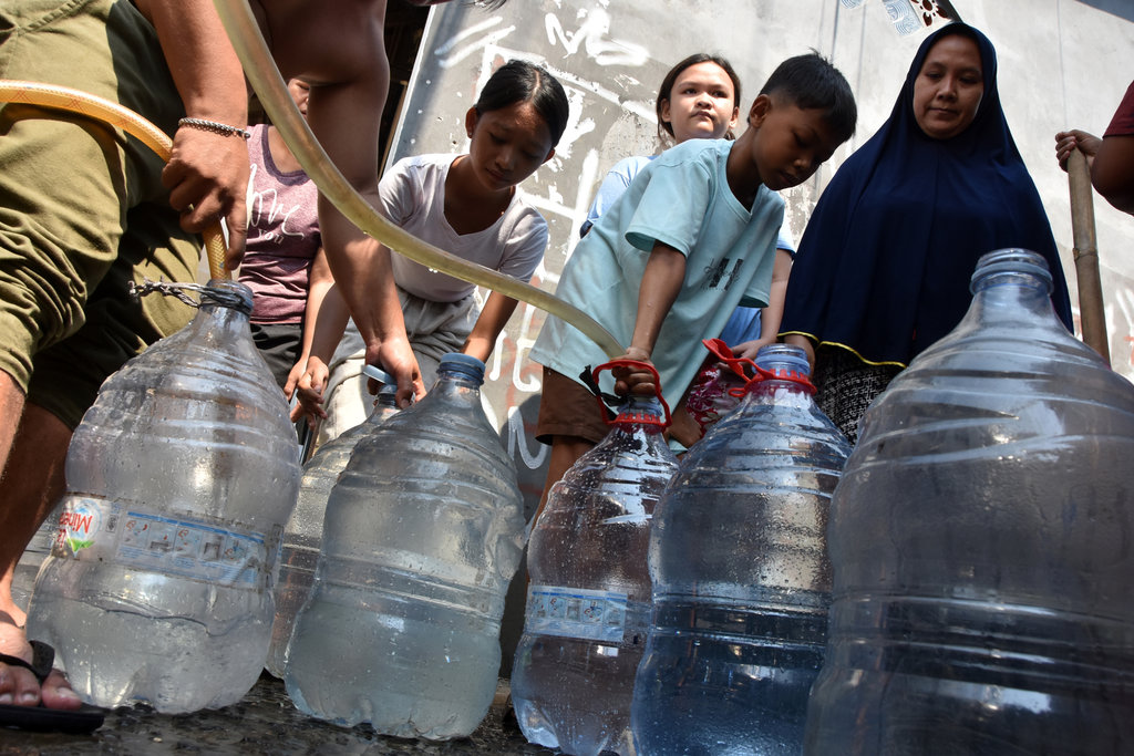 Distribusi air bersih di wilayah terdampak kekeringan di Bogor