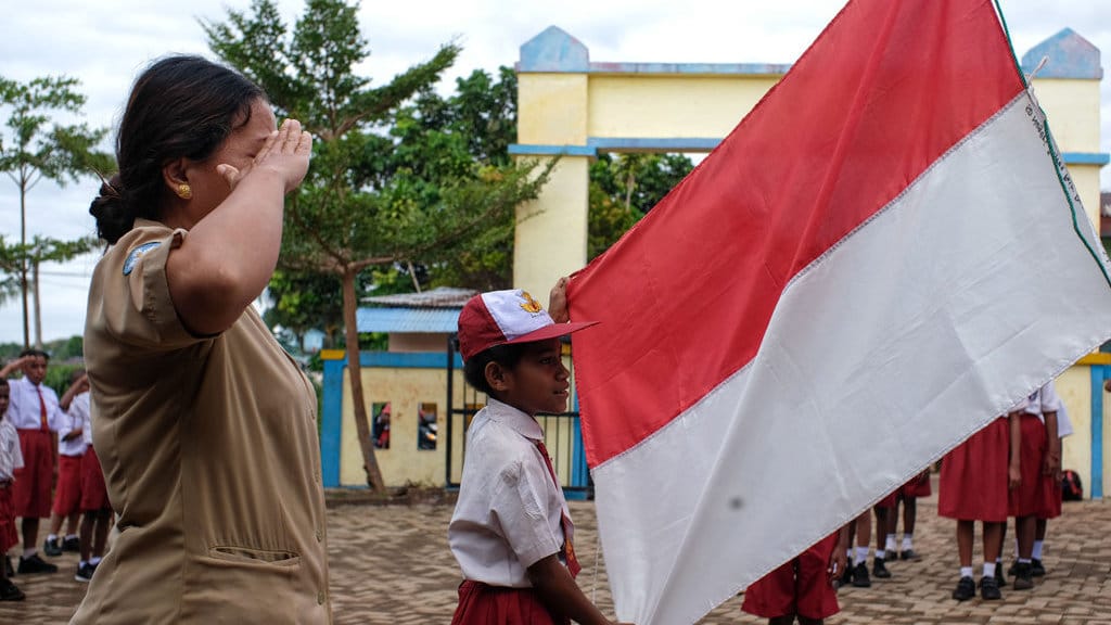 Sejumlah murid mengikuti upacara bendera pada hari pertama masuk sekolah di SD Negeri Inpres Pasir Dua, Kota Jayapura, Papua, Senin (13/7/2026). Sekolah-sekolah di Jayapura mulai melaksanakan kegiatan Masa Pengenalan Lingkungan Sekolah (MPLS) dan pembelajaran tatap muka tahun ajaran 2026/2027. ANTARA FOTO/Gusti Tanati/sgd/tom. Masa pengenalan lingkungan sekolah di Jayapura