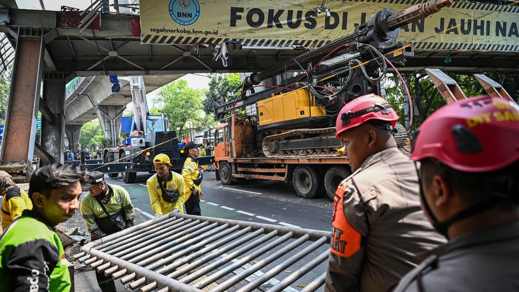 Truk tabrak JPO di Jalan Tendean