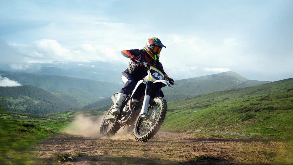 ilustrasi motor trail: