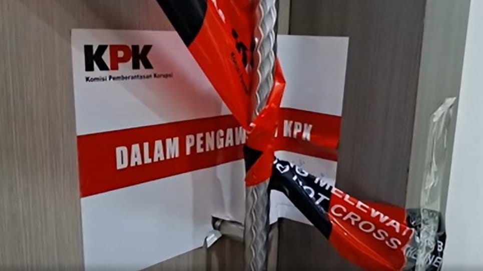Komisi Pemberantasan Korupsi (KPK) menyegel ruang kerja Bupati Lombok Barat Lalu Ahmad Zaini di Kantor Bupati Lombok Barat, Nusa Tenggara Barat, Senin (20/7). Hingga kini, KPK belum memberikan keterangan resmi mengenai perkara yang melatarbelakangi penyegelan tersebut. (Kusnandar/Chairul Fajri/Arsy Fitriady) KPK segel ruang kerja Bupati Lombok Barat Lalu Ahmad Zaini