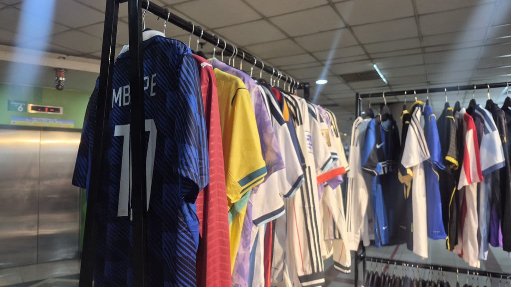 penjual jersey di Tanah Abang