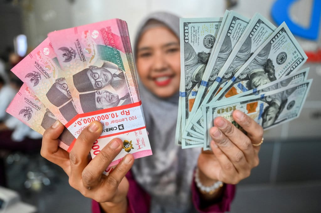 Nilai Rupiah Ditutup Melemah Rp17.669 jelang Pergantian Menkeu