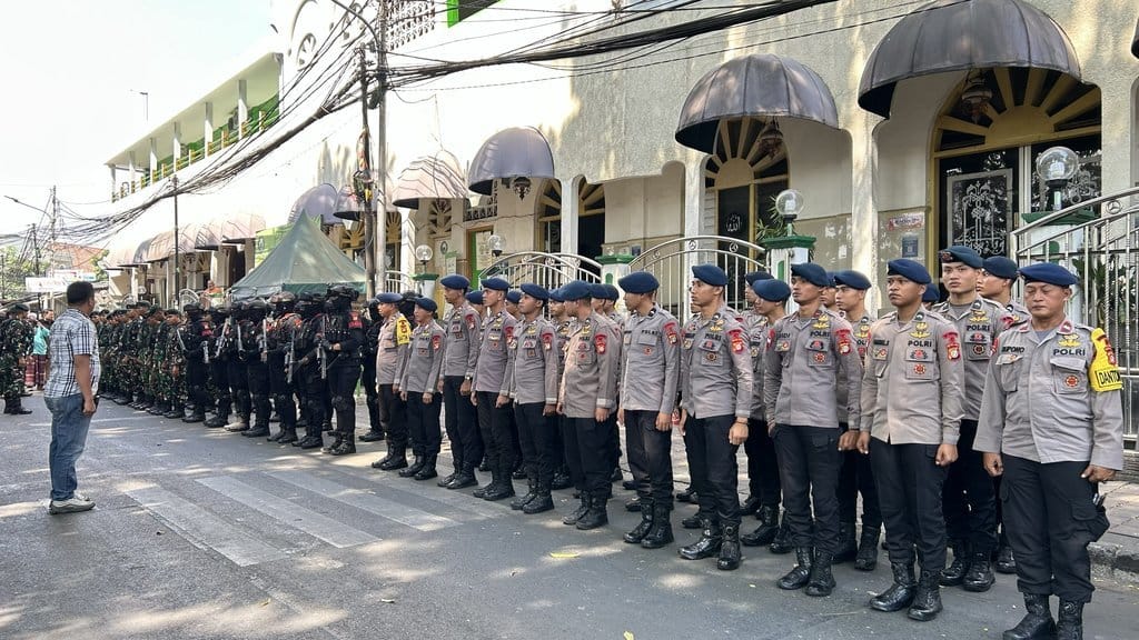 Aparat gabungan TNI dan Polri melakukan penjagaan di lokasi bentrok antarwarga di sekitar area Masjid Jami’ Matraman, Menteng, Jakarta Pusat, Senin (27/7/2026). tirto.id/Hanang Septioyudho Aparat gabungan TNI dan Polri melakukan penjagaan di lokasi bentrok antarwarga