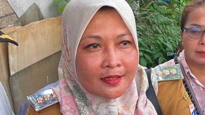 Camat Menteng Nurhelmi Savitri saat ditemui wartawan di depan Masjid Jami’ Matraman, Menteng, Jakarta Pusat, Senin (27/7/2026). tirto.id/Hanang Septioyudho Camat Menteng Nurhelmi Savitri