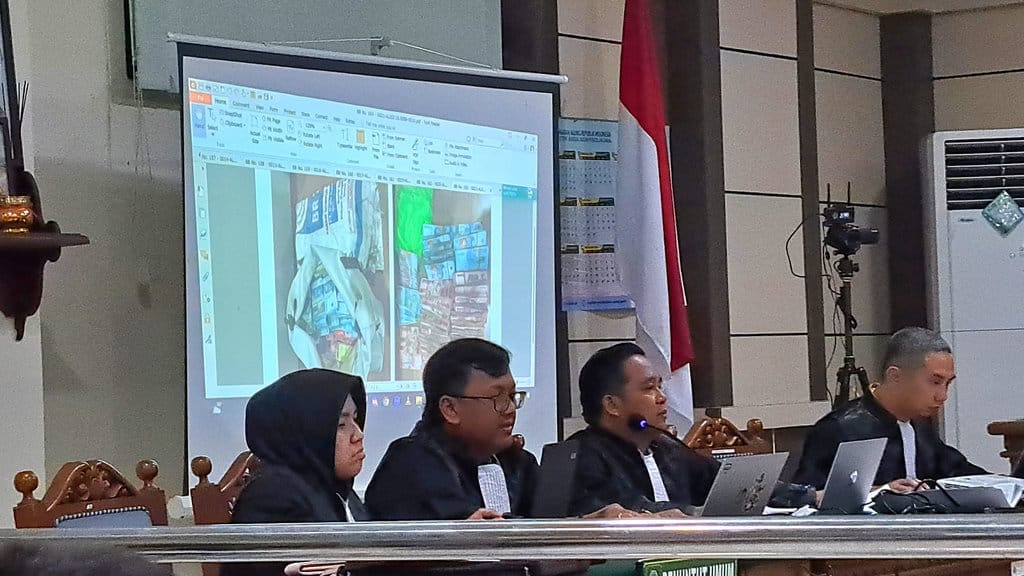 Penuntut Umum KPK menunjukkan barang bukti uang yang diduga hasil pemerasan kasus terdakwa Sudewo, Bupati Pati nonaktif. Barang bukti berupa foto itu ditampilkan dalam layar monitor di ruang sidang Pengadilan Tipikor Semarang, Rabu (29/7/2026). Foto/Baihaqi Annizar Sidang Sudewo