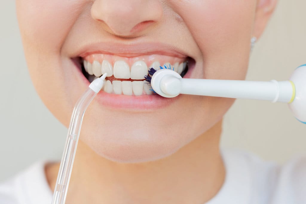 Urutan Tepat Sikat Gigi dan Water Flosser