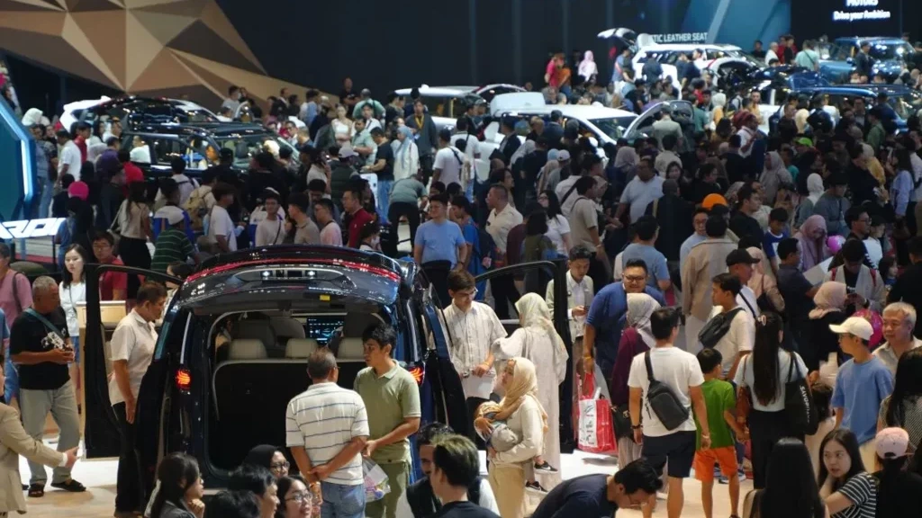 Pengunjung memadati area pameran Gaikindo Indonesia International Auto Show (GIIAS). ANTARA/HO/Gaikindo Pengunjung memadati area pameran GIIAS
