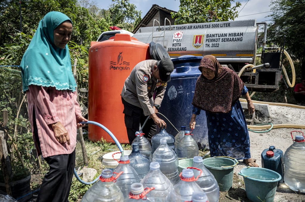 Penyaluran bantuan air bersih di Semarang