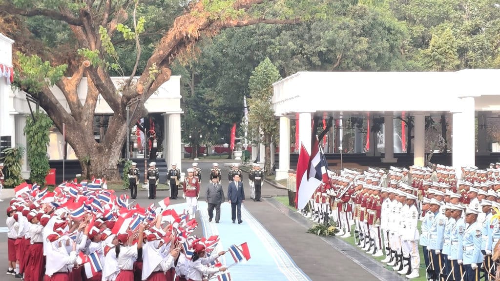 Presiden Prabowo Subianto (kedua kanan) jalan bersama Perdana Menteri Thailand Anutin Charnvirakul (kanan) saat upacara penyambutan kenegaraan di Istana Merdeka, Jakarta, Senin (3/8/2026). Presiden Prabowo menerima kunjungan PM Thailand