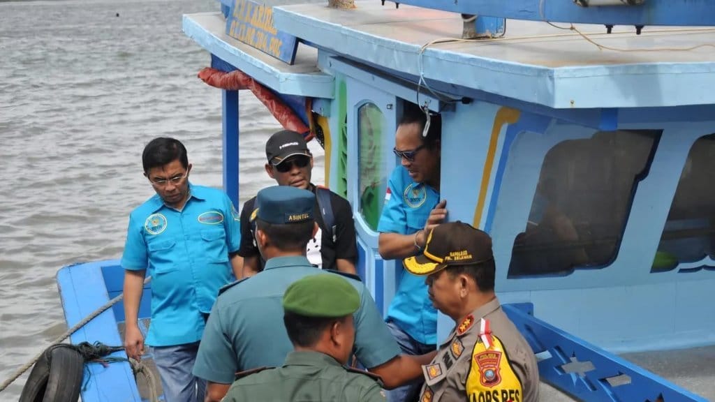 Petugas gabungan BNN dan Bea Cukai berhasil mengamankan kapal KM Karibia yang menyelundupkan 70 kilogram sabu dan 2 bungkus pil ekstasi