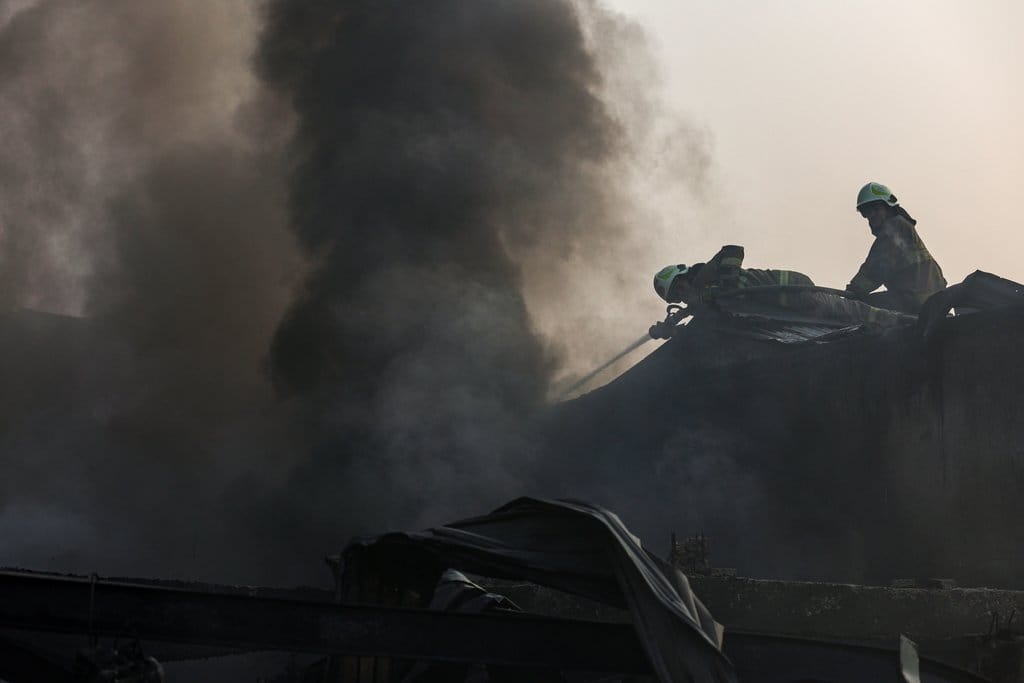 Kebakaran pabrik bingkai di Jakarta Timur