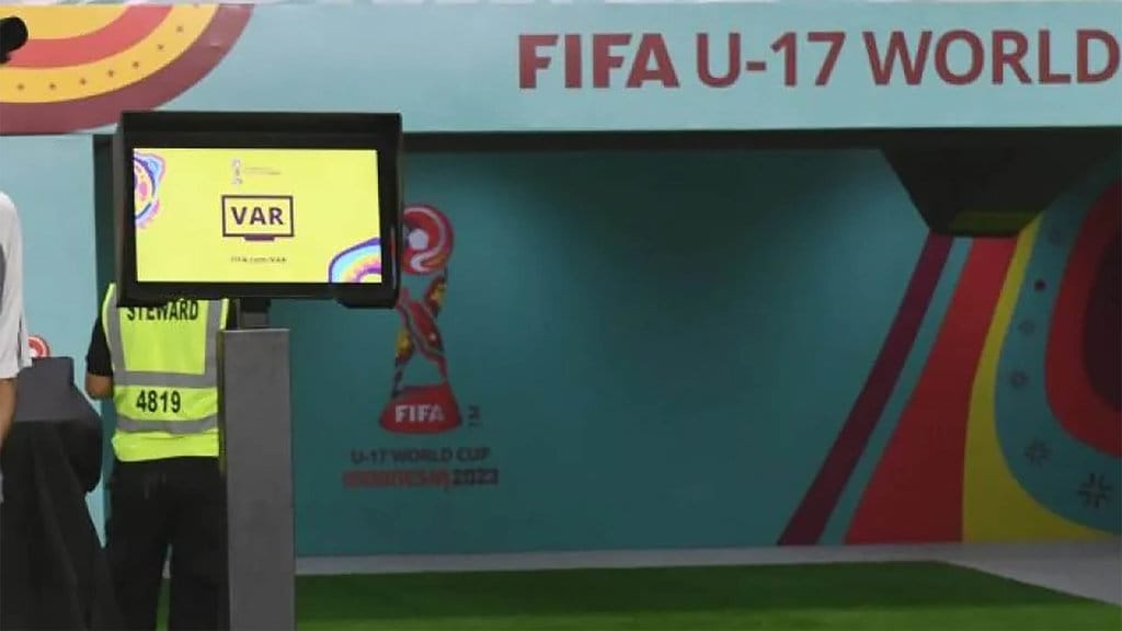 Wasit Melakukan Pengecekan VAR