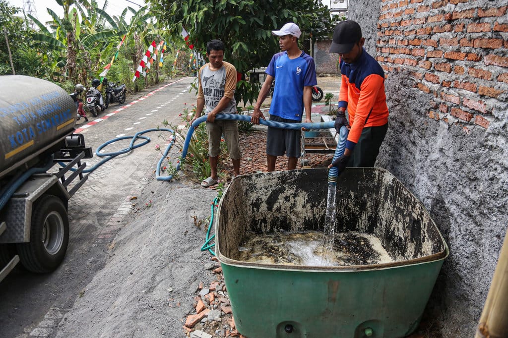 Distribusi bantuan air bersih di Semarang