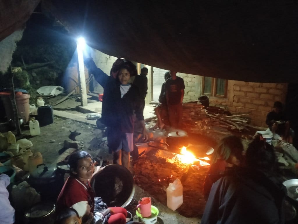 Feature Nyala Gotong Royong Warga Korban Gempa NTT
