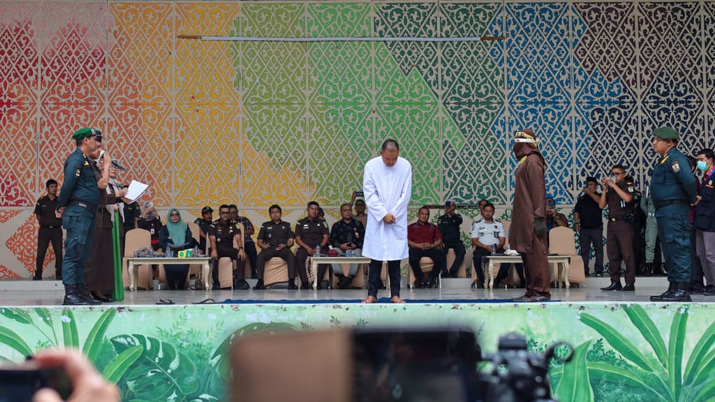 Hukum Cambuk Pelanggar Syariat Islam di Aceh