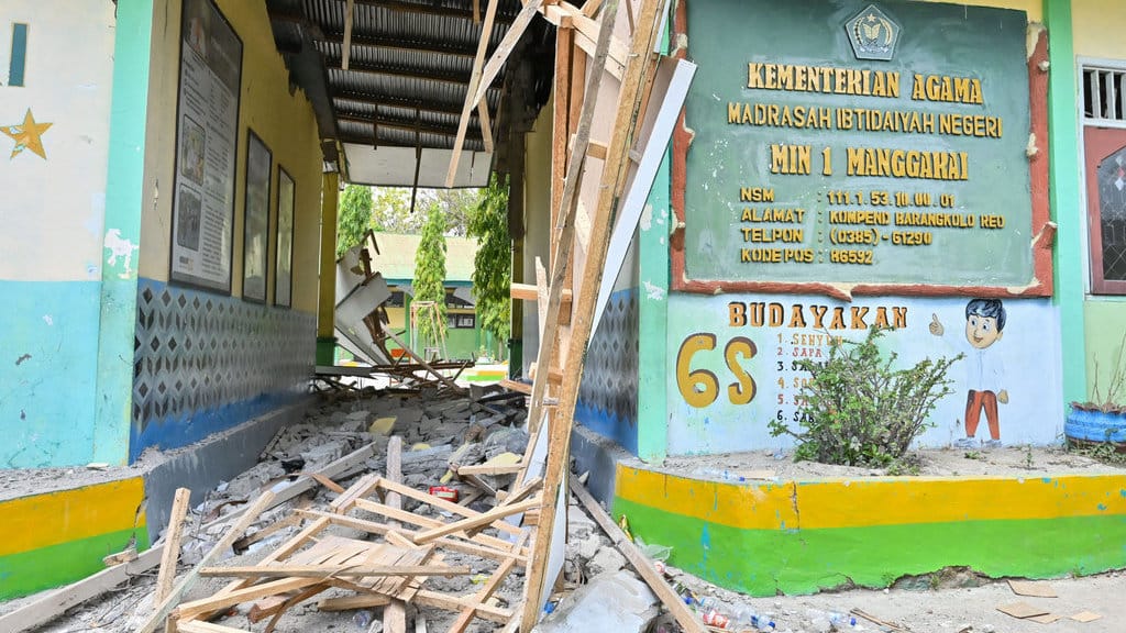 Sekolah rusak akibat gempa NTT 