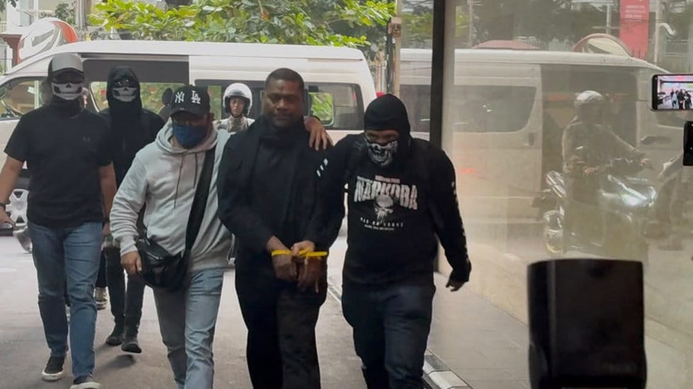 Tersangka yang masuk dalam daftar pencarian orang (DPO) Bareskrim Polri Basri Lewaimang ditangkap di Johor Bahru, Kamis (20/8/2026). tirto.id/M Fajar Nur Bareskrim Tangkap DPO Narkoba di Malaysia