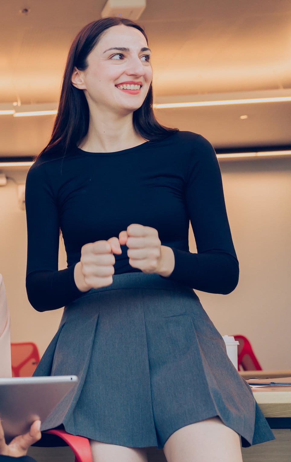  Rok abu abu dan baju hitam