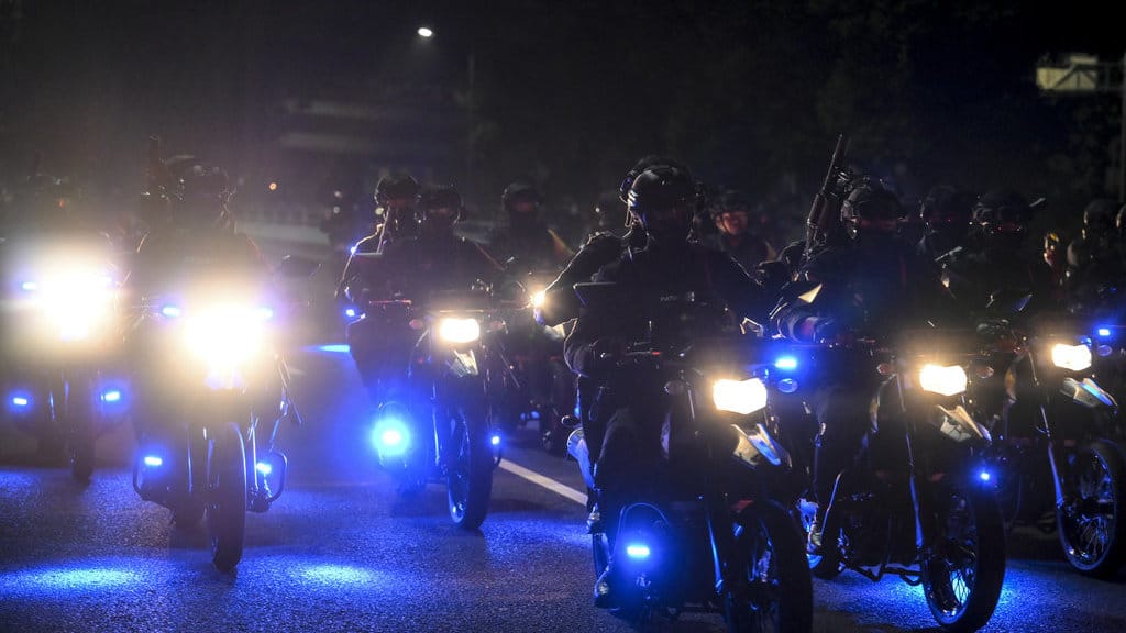 Anggota Brimob Polda Metro Jaya menaiki motor di Jalan Tol Dalam Kota saat mengamankan aksi Aliansi Masyarakat Pati Bersatu di depan kawasan Gedung DPR/MPR, Jakarta, Kamis (27/8/2026). Polda Metro Jaya mengerahkan 4.274 personel untuk mengamankan jalannya aksi penyampaian pendapat di kawasan tersebut. ANTARA FOTO/Hafidz Mubarak A/foc. Pengamanan aksi di depan Gedung DPR/MPR