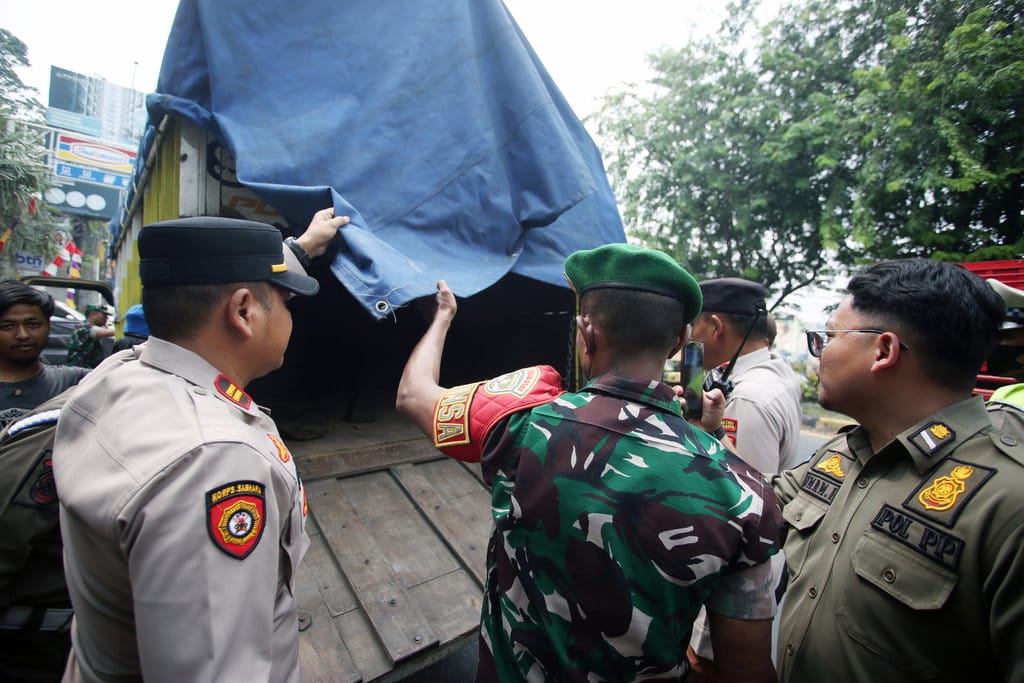 Penyekatan massa aksi di perbatasan Jakarta-Tangerang