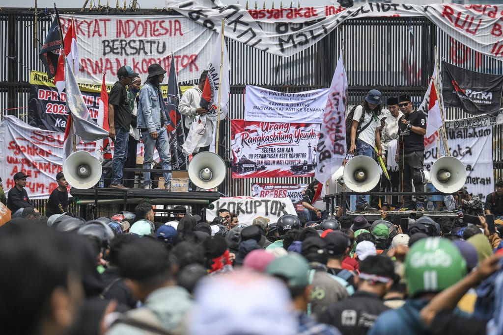 Unjuk rasa Masyarakat Pati di depan Gedung DPR