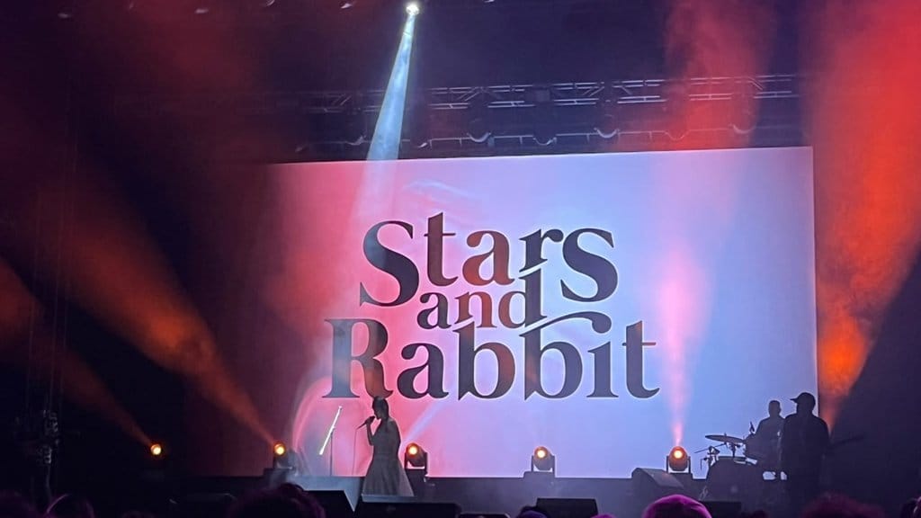 Pertunjukan Stars and Rabbit di panggung Cherrypop 2026, Prambanan. Stars and Rabbit di Cherrypop 2026