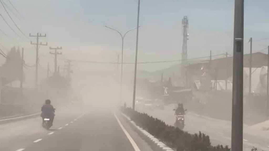 Abu Vulkanik Sinabung 