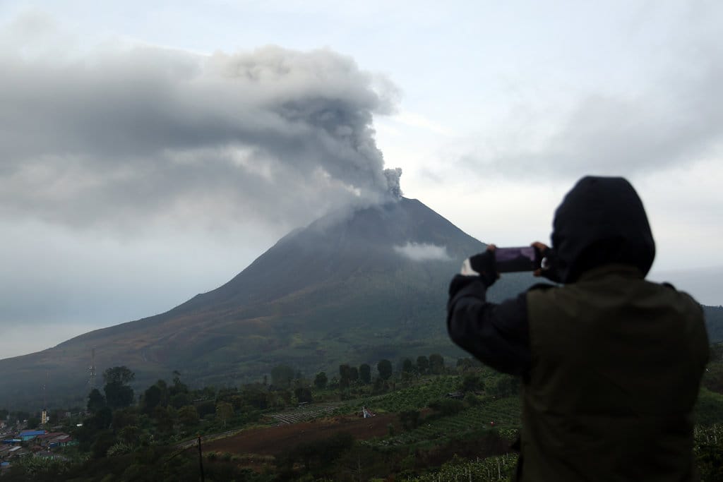Sinabung dan Anak Krakatau Erupsi, Kemenhub Pantau Abu Vulkanik