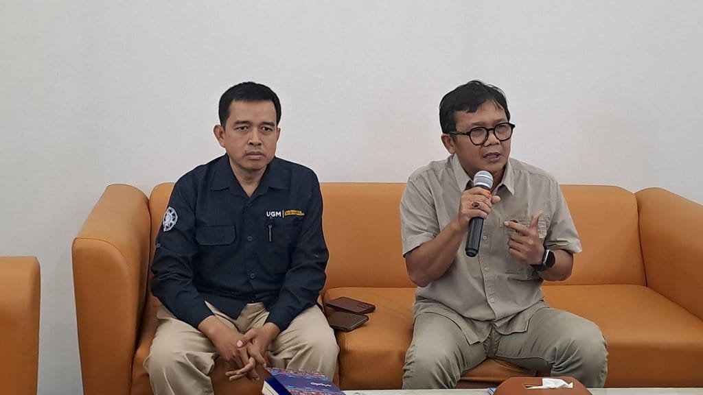 Direktur Direktorat Kemahasiswaan UGM Hempri Suyatna (Kemeja Hitam) dan Wakil Rektor UGM Bidang Kemahasiswaan, Pengabdian kepada Masyarakat dan Alumni Arie Sujito (kemeja coklat). tirto.id/Cahyo PE Direktur Direktorat Kemahasiswaan UGM Hempri Suyatna bersama Wakil Rektor UGM Bidang Kemahasiswaan, Pengabdian kepada Masyarakat dan Alumni Arie Sujito