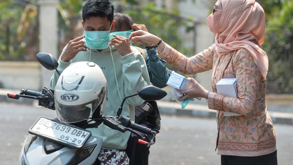 Pembagian masker gratis di Lampung