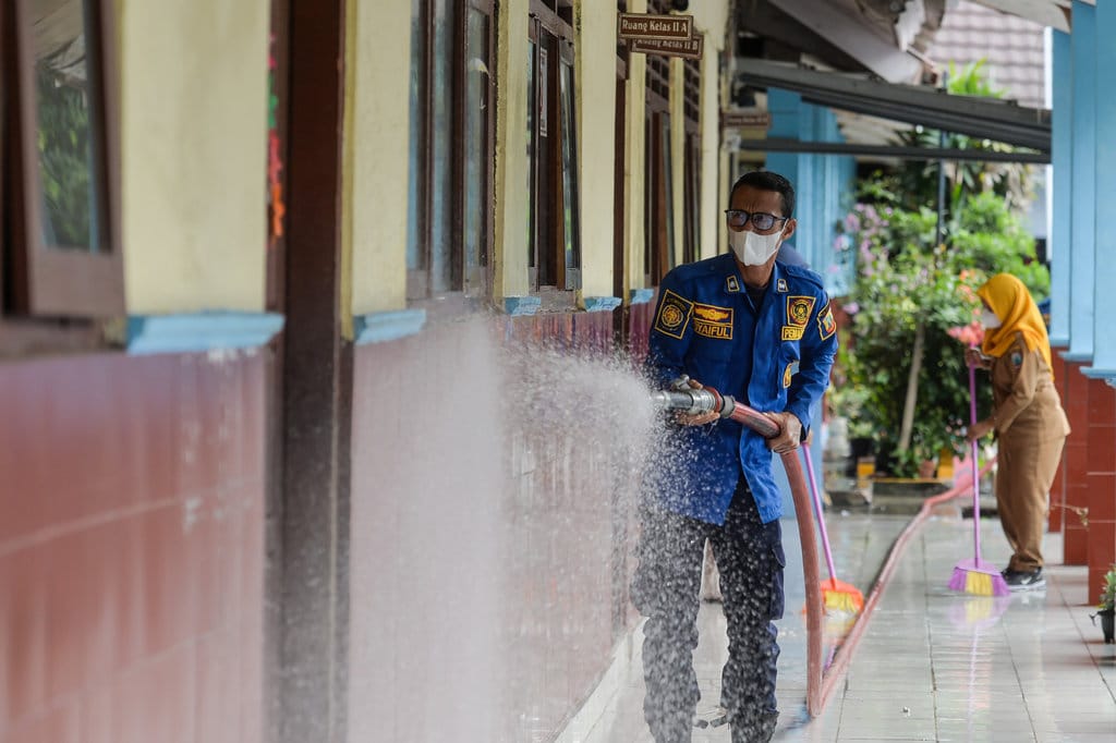 Pembersihan sekolah dari abu vulkanik di Lampung