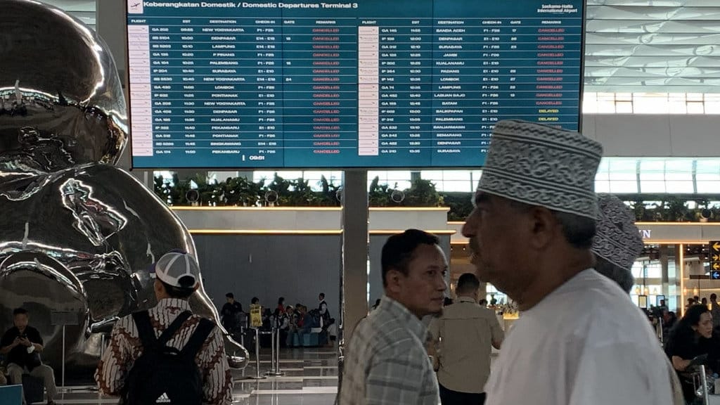 Menanti Kabar Krakatau di Ruang Tunggu Soetta
