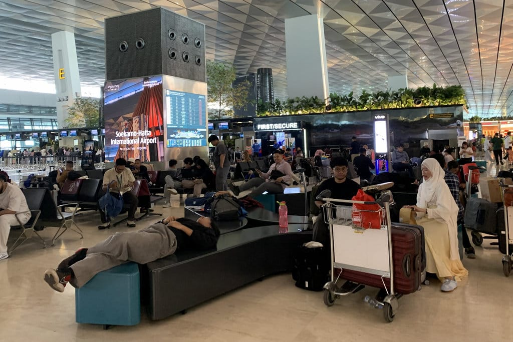 Menanti Kabar Krakatau di Ruang Tunggu Soetta