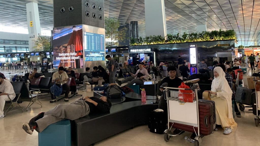 Menanti Kabar Krakatau di Ruang Tunggu Soetta