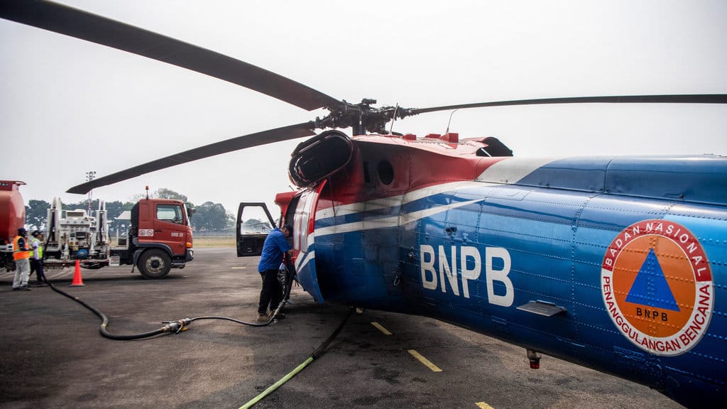 Petugas mengisi avtur ke helikopter Black Hawk VH-UHG di Base Ops Lanud Sri Mulyono Herlambang (SMH), Palembang, Sumatera Selatan, Selasa (8/9/2026). ANTARA FOTO/Nova Wahyudi/agr Kebutuhan avtur untuk helikopter pemadaman karhutla di Sumsel
