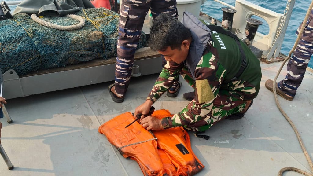 TNI AL Temukan Pelampung Saat Lakukan Pencarian