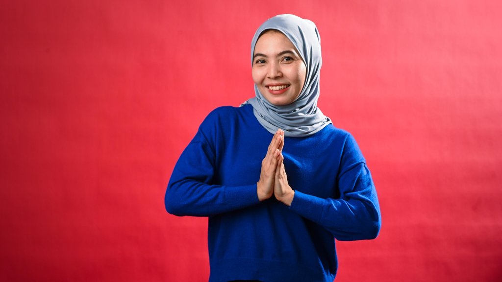 Baju biru elektrik jilbab abu abu