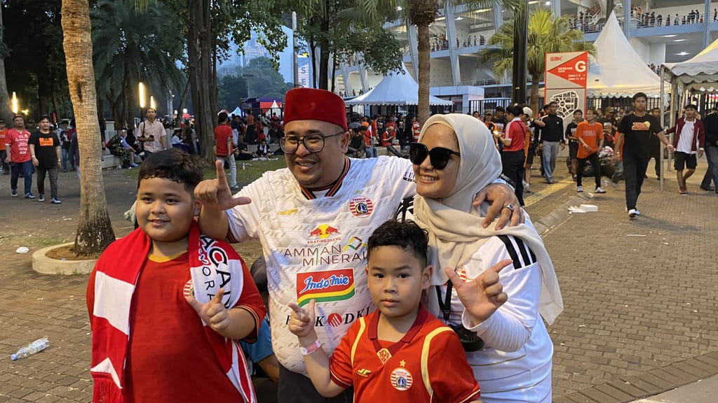 Penonton Persija Kembali ke GBK hingga Bikin Gamis Sendiri. tirto.id/Rahma Penonton Persija