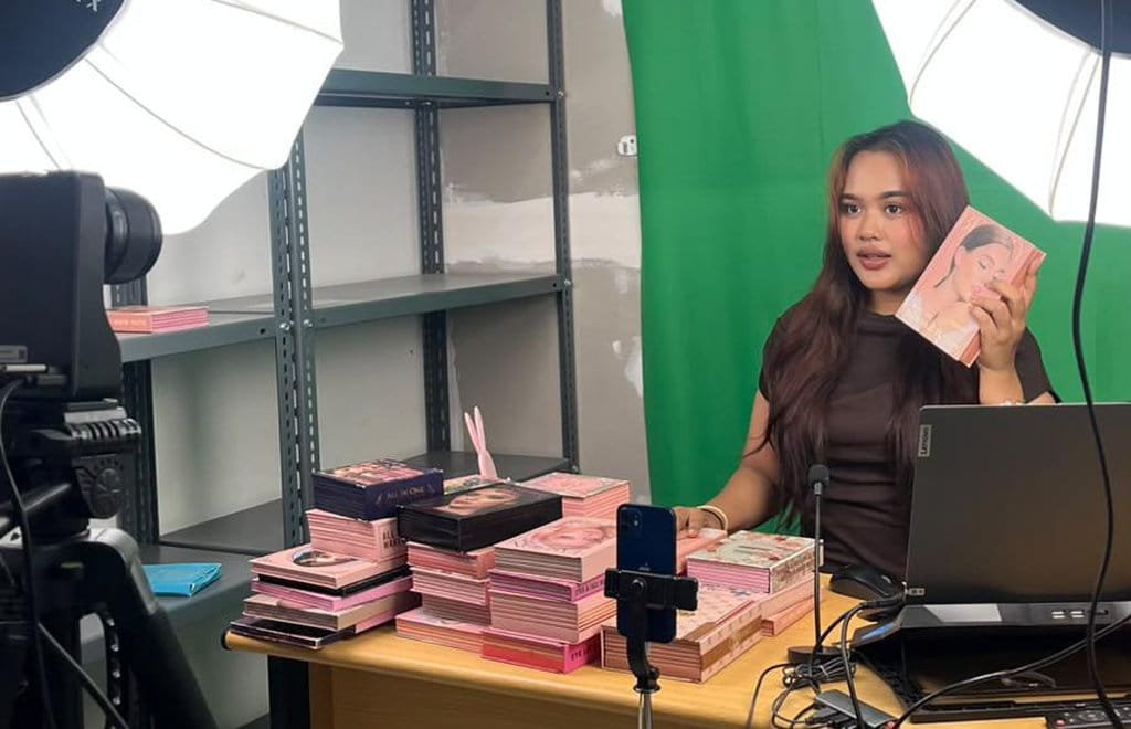 Host Live Profesi di Balik Layar