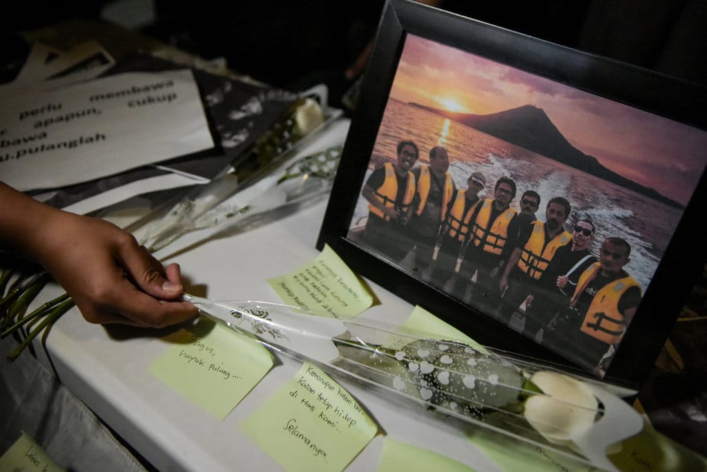 Doa bersama hari terakhir pencarian jurnalis dan awak KM Arupadatu I
