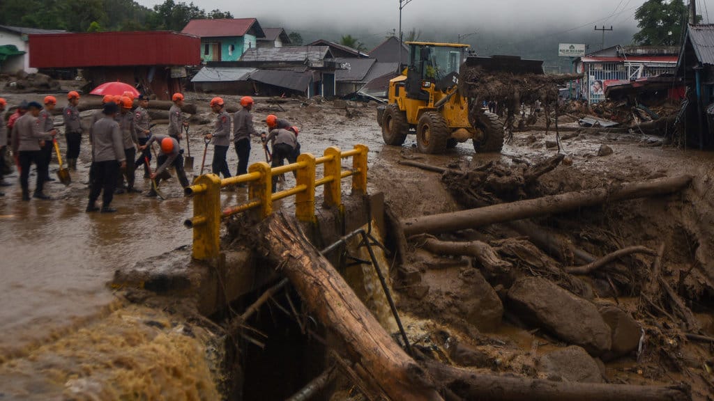 Personel Brimob Polda Sumbar melakukan pembersihan material banjir bandang di Arosuka, Kabupaten Solok, Sumatera Barat, Selasa (22/9/2026). Banjir bandang yang menerjang kawasan perkantoran di pusat kabupaten pada Senin (21/9) malam itu juga memutus akses jalan nasional dan menyebabkan sejumlah korban hilang. ANTARA FOTO/Fitra Yogi/bar Polisi bantu penanganan banjir bandang di Solok