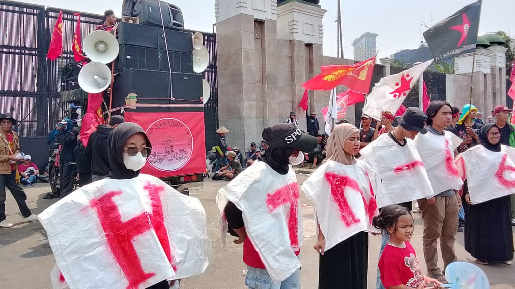 Ribuan massa dari berbagai elemen serikat tani, mahasiswa, dan organisasi masyarakat sipil menggelar aksi di depan Gedung DPR RI, Jakarta, Kamis (24/9/2026), . tirto.id/Rayfahd Haykal Aksi Hari Tani Nasional ke-66