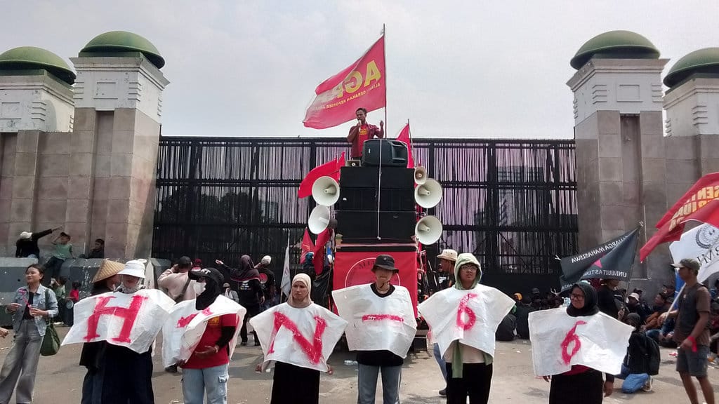 Ribuan massa dari berbagai elemen serikat tani, mahasiswa, dan organisasi masyarakat sipil menggelar aksi di depan Gedung DPR RI, Jakarta, Kamis (24/9/2026), . tirto.id/Rayfahd Haykal Aksi Hari Tani Nasional ke-66