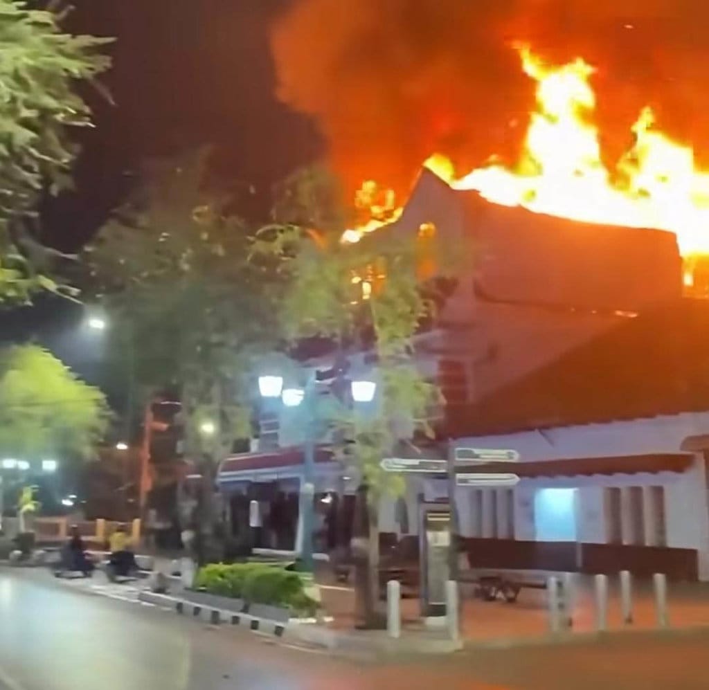 Toko Hamzah Batik di Malioboro Terbakar Dini Hari, Damker Mengerahkan 12 Mobil