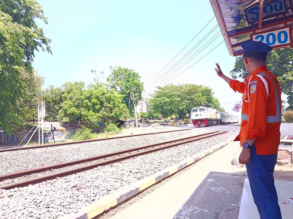 Bunyi Genta dan Palang: Kisah Penjaga Keselamatan di Perlintasan Kereta