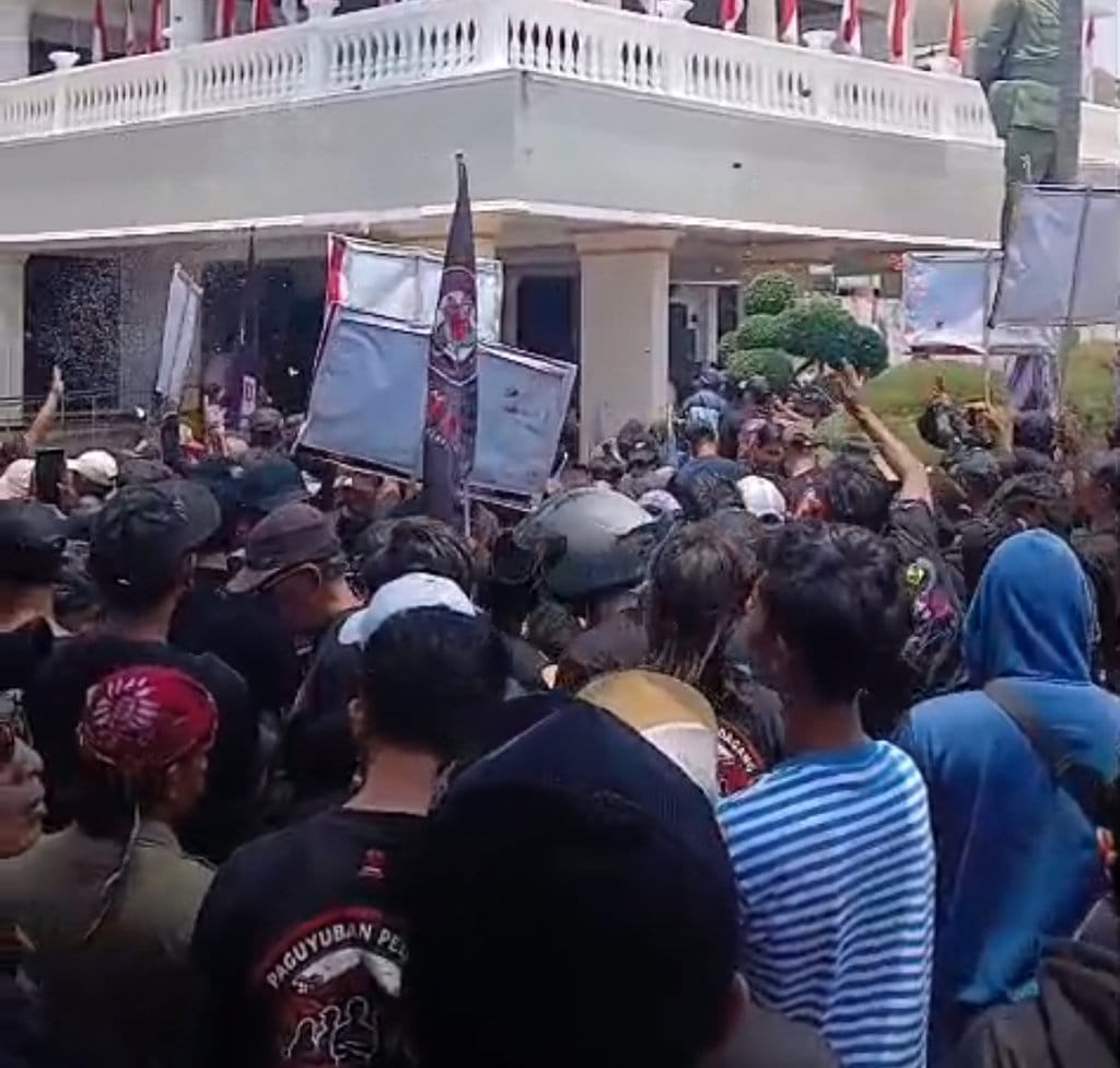Demo Pedagang Jember Tuntut Koordinasi Penataan Pasar Tanjung